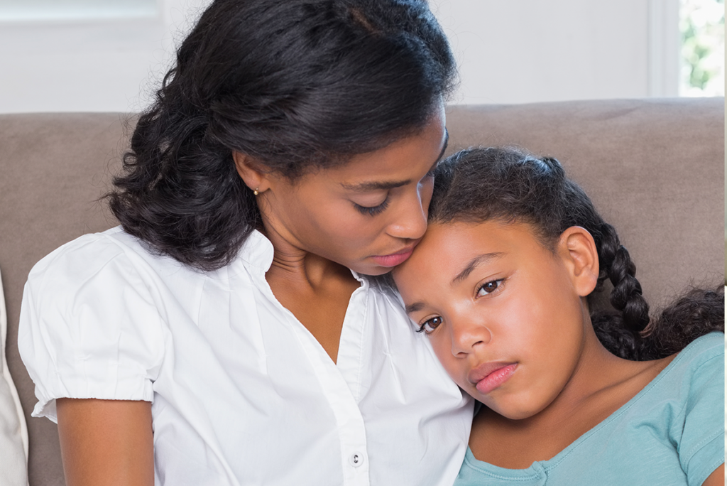 Une mère réconfortant sa fille