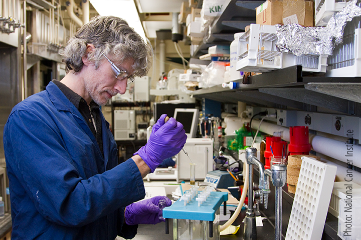 Chercheur masculin avec une pipette