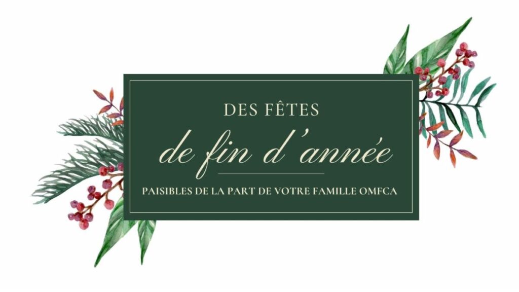 L'image représente une carte de vœux de vacances sur fond vert foncé. Au centre, on peut lire en anglais “Peaceful holidays from your OMF family”, en français : « Des fêtes de fin d’année paisibles de la part de votre famille OMFCA » dans une élégante écriture de couleur claire. Autour du texte, des illustrations à l'aquarelle de verdure et de baies festives sur les deux côtés.