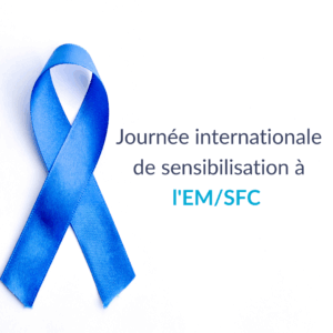 Graphique avec un ruban bleu sur le côté gauche et le texte « International ME/CFS Awareness Day » (Journée internationale de sensibilisation à l'EM/SFC) sur le côté droit.