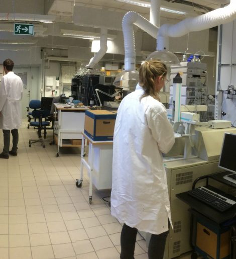 Une chercheuse dans un laboratoire travaillant près d’une hotte