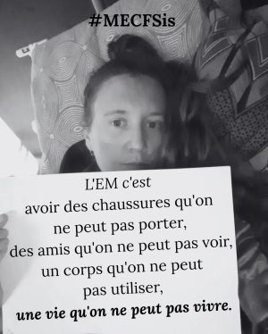 Pancarte disant : Le ME/SFC, c’est avoir des chaussures et des vêtements que tu ne peux pas porter, des amis que tu ne peux pas voir, un corps que tu ne peux pas utiliser, une vie que tu ne peux pas vivre.